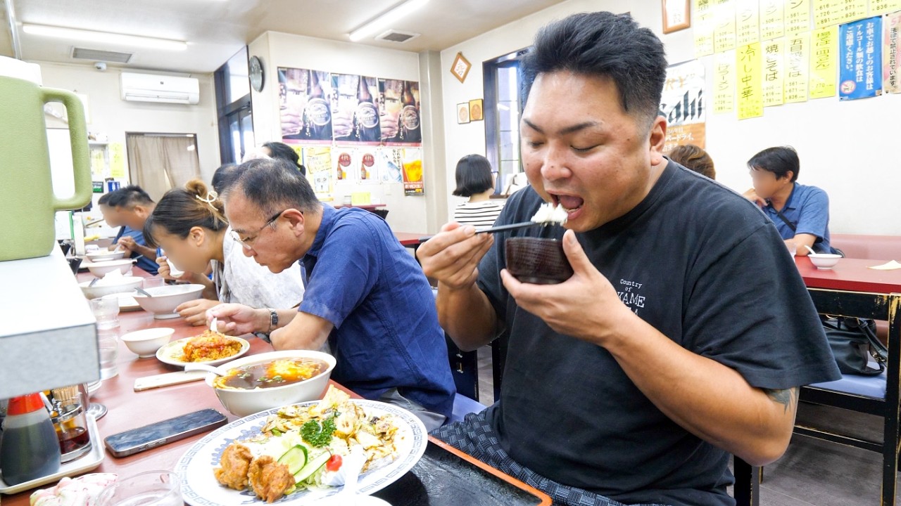 凄まじい大食いアニキが殺到する唐揚げ焼めし町中華丨Egg Fried Rice - Wok Skills In Japan