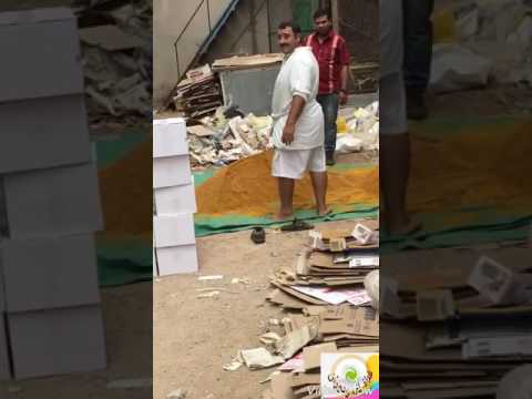 شاهد عماله تصنع بسكويت بين القذورات مصنع بسكوت وحلويات البواسل