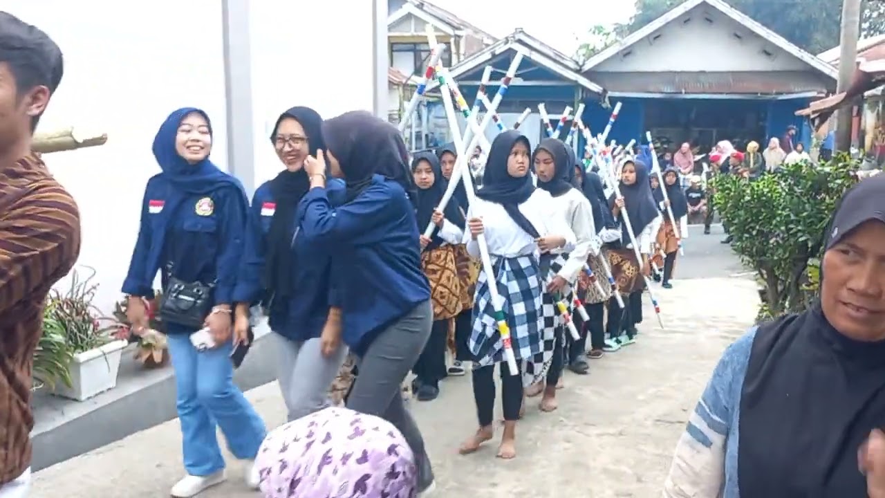 Kirab  Ondol Menuju Lapangan Wanayasa Banjarnegara Jawa Tengah