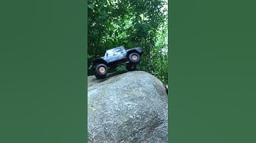 Gladiator ramp jump trick #slowmotion #scale #crawler #scx10iii #jeep #gladiator #sendit #pickup