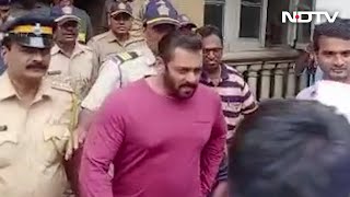 Watch: Salman Khan Visits Mumbai Police Commissioner's Office screenshot 2