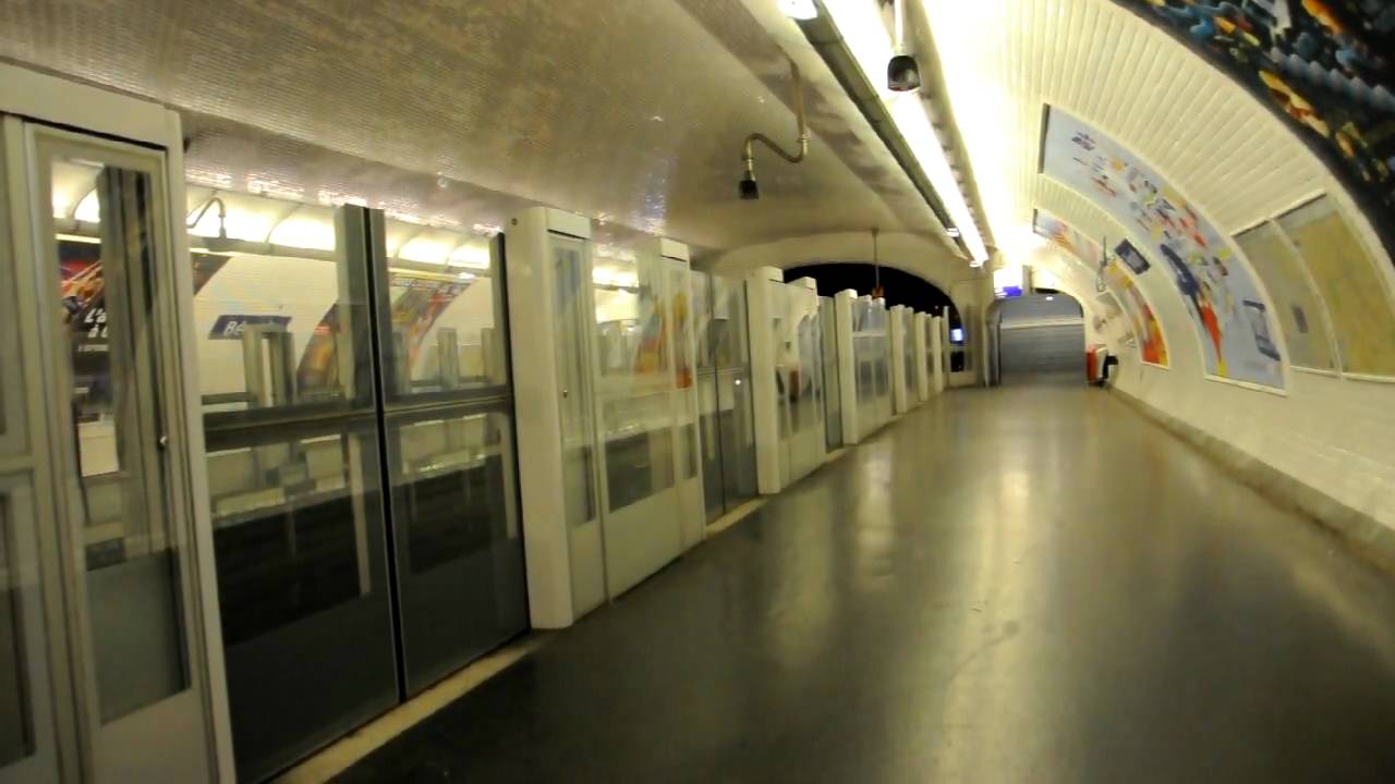 Station Bérault, portes automatiques sur la ligne 1 du métro de Paris (Nikon D90)