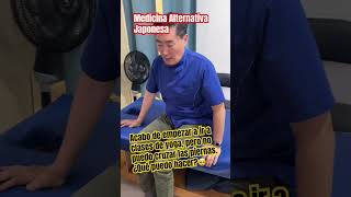 Acabo de empezar a ir a clases de yoga, pero no puedo cruzar las piernas. ¿Qué puede hacer?