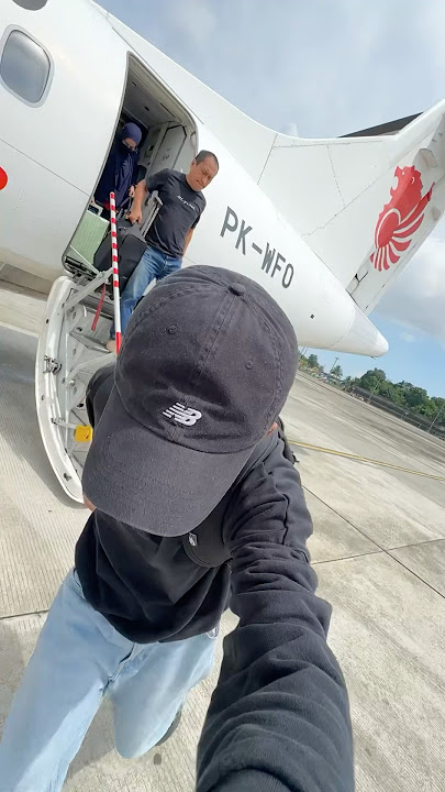Naik pesawat bareng pasangan aku