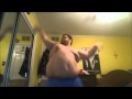 Жирный мужик танцует :D