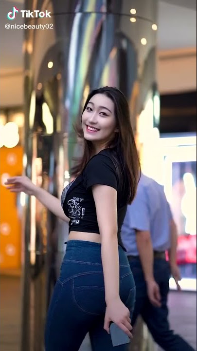 CEWEK INI BUKA BAJU DITEMPAT UMUM