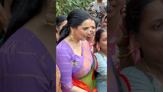 ജോലിക്കാരെ കൂടെ എന്തൊരു സ്നേഹത്തോടെയാണ് സെൽഫിക്ക് നിൽക്കുന്നത് ശ്വേതാമേനോൻ 😍