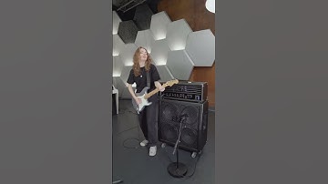 How do different microphone positions influence the sound of a guitar amp? 👀