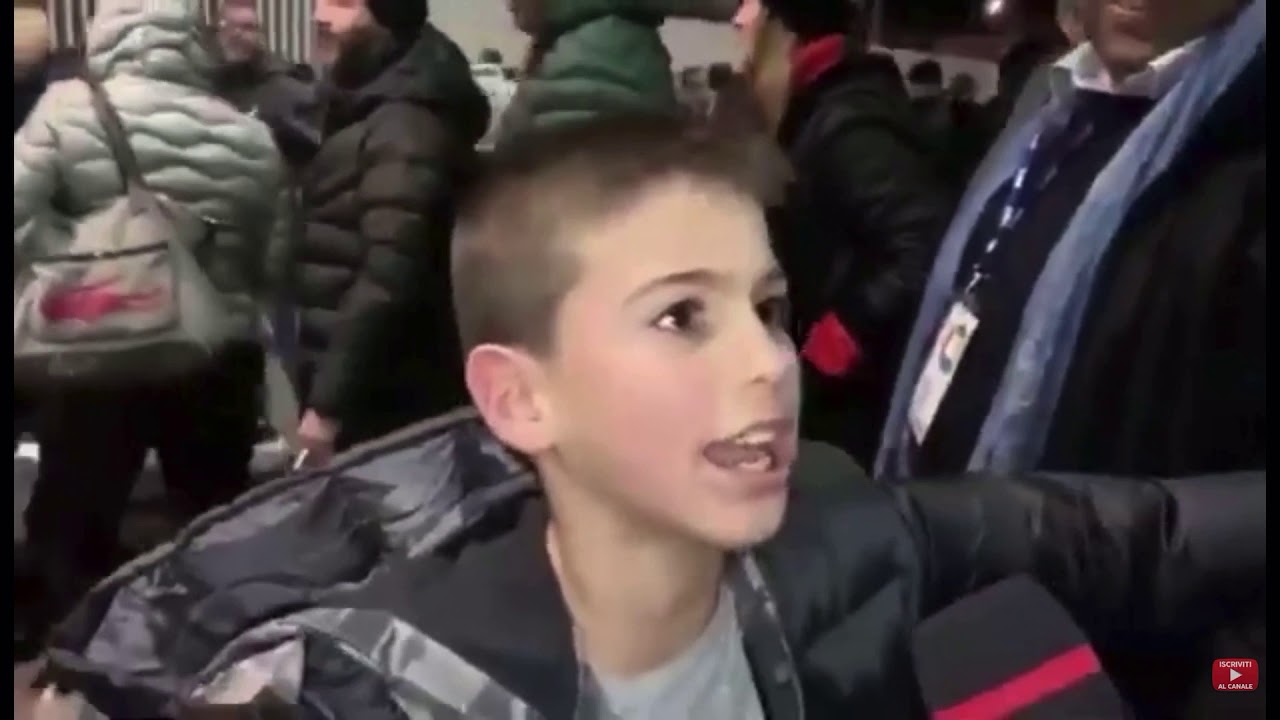 Napoli Juventus Il Bambino Copre Lo Stemma Della Juventus Non Sono Juventino Youtube