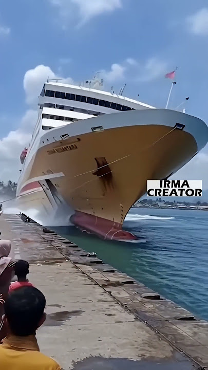 Seconds Before the Ship Capsized at the Harbor #simulasiai #ai #detikdetik #news