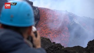 Momen Lava Gunung Etna Mengalir Lewati Lereng Tebing