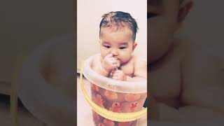 赤ちゃん初めてのバケツお風呂 W Youtube