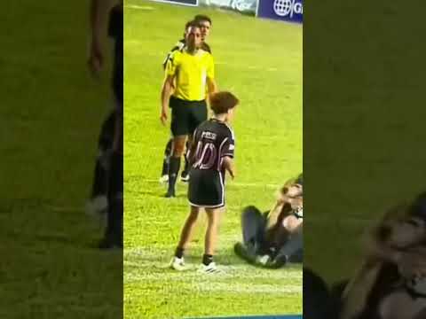 Aficionado, derriba a Messi en la cancha.