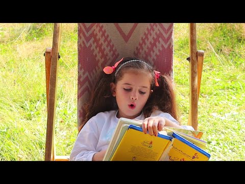 5 წლის ელისაბედი კითხულობს საბავშვო ლექსების კრებულს ქართული ანბანის  მიხედვით