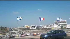דגלי צרפת מעל מעל הגשרים בנתניה