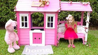 Настя красит новый домик в розовый цвет