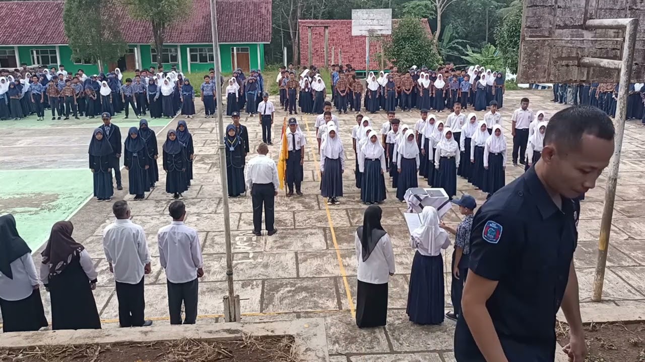 UPACARA DAN SERAH TERIMA JABATAN (SERTIJAB) SEKALIGUS PELANTIKAN PENGURUS OSIS PERIODE 2023/2024