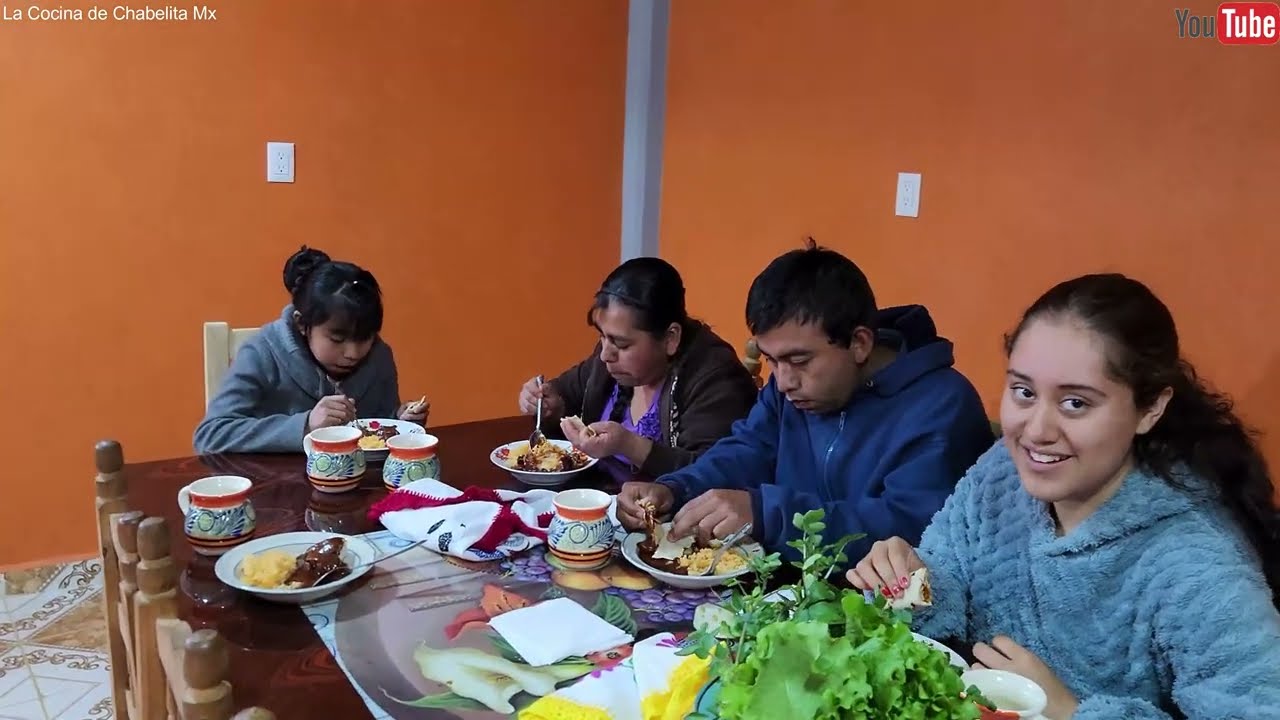 ✅️😊😋En un día lluvioso disfruté de un rico mole oaxaqueño con mis hijos y mi nuera 😋😀