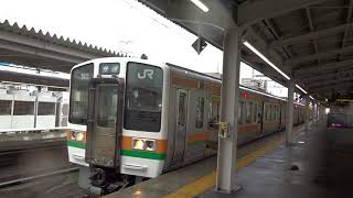 台風が到来中の高蔵寺駅で特急列車通過待ちによる停車中の中央本線上り211系