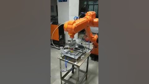 Industrial robot engine cover grinding