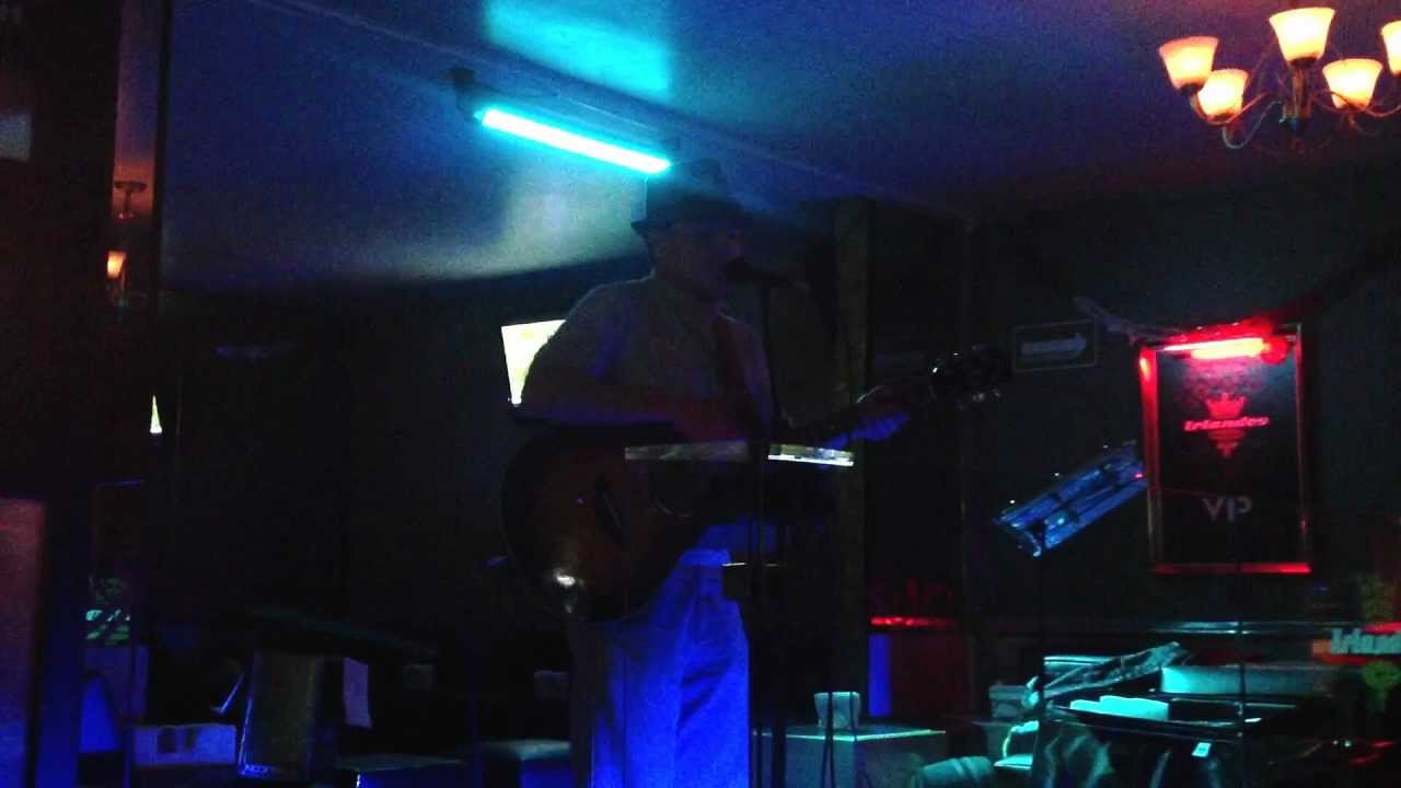 irlandes cafe & lounge presenta Mario de la voz México