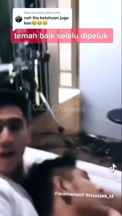 Verrel pangku dan peluk mesra teman baiknya riza syah!! Wow mesra 😀😁😆 #verell #viral #artisviral