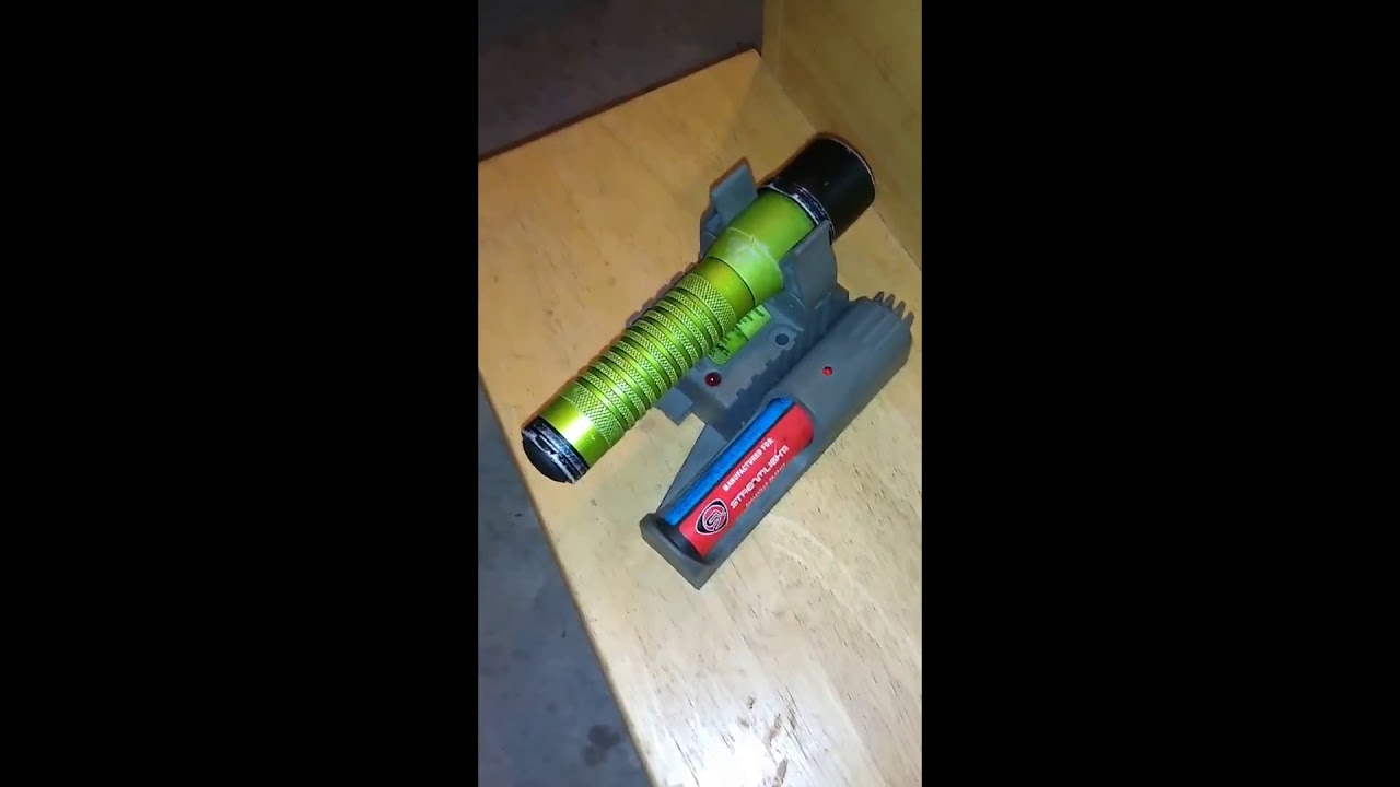 Streamlight Strion LED Rechargable Flashlight (this flashlight will