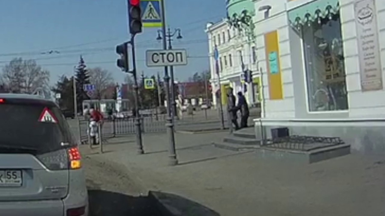 ⁣В центре Омска прохожий надругался над Городовым - видео