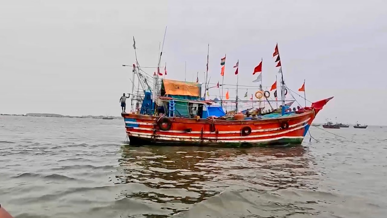 सीजन मधील 4 थे चक्रीवादळ. बोटी घेऊन खाडीमध्ये गेलो. 4th  cyclone in the Arabian sea. India fishing