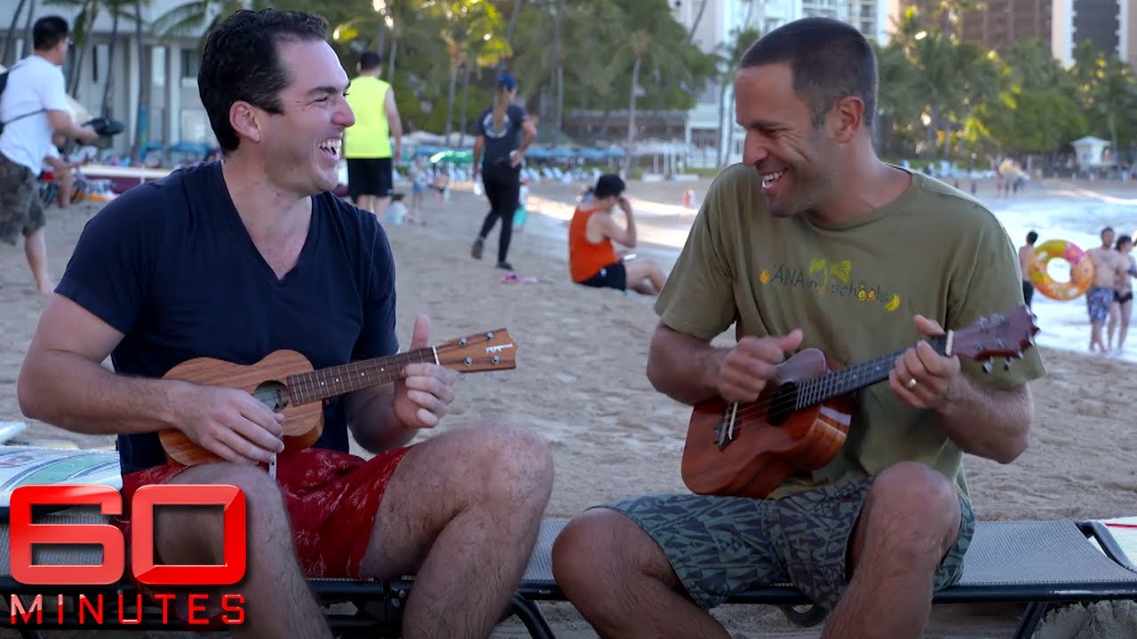 Jack Johnson teaches Aussie reporter how to play the ukulele | 60 Minutes Australia