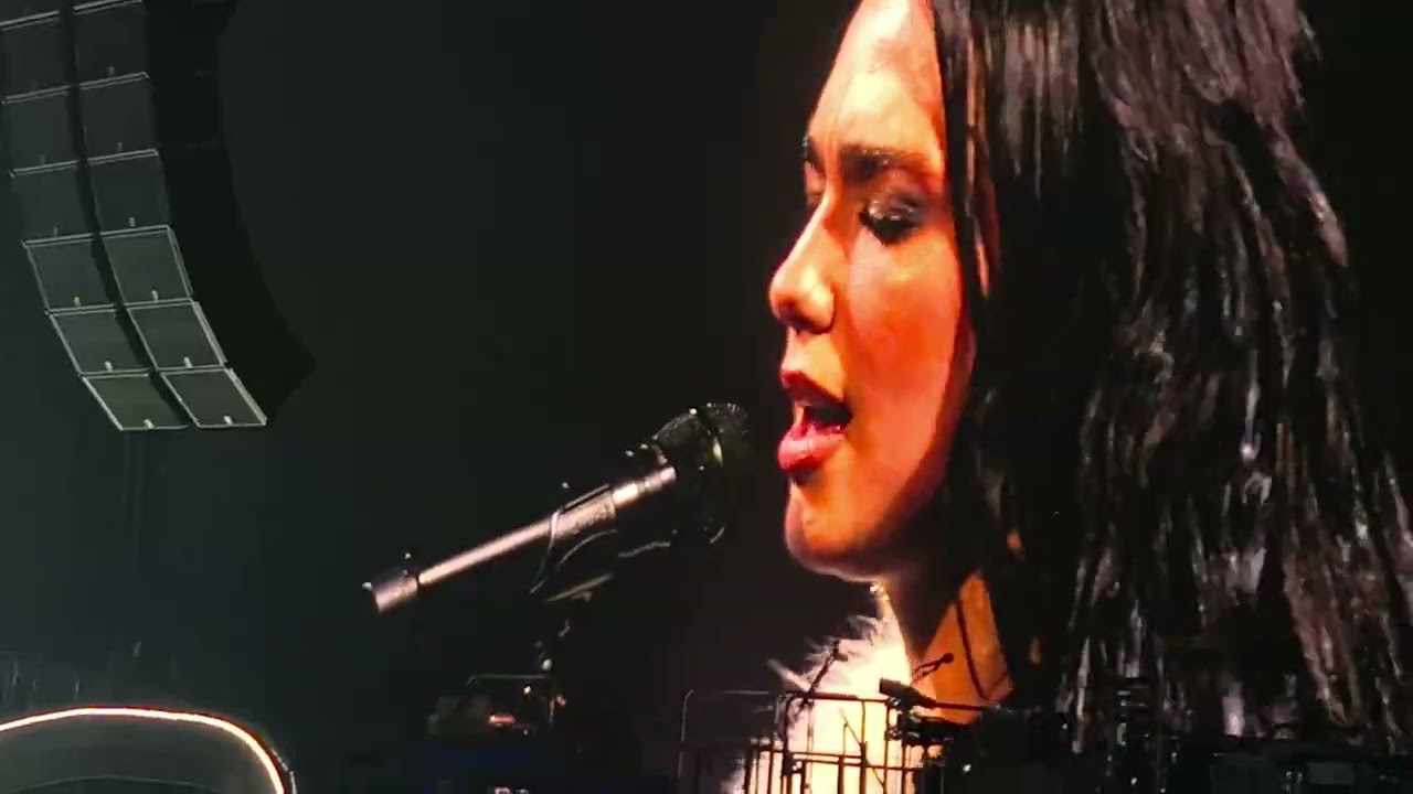 Dua Lipa & Neil Finn Live - Don't Dream it over (Radical Optimism Tour 2025 NZ)