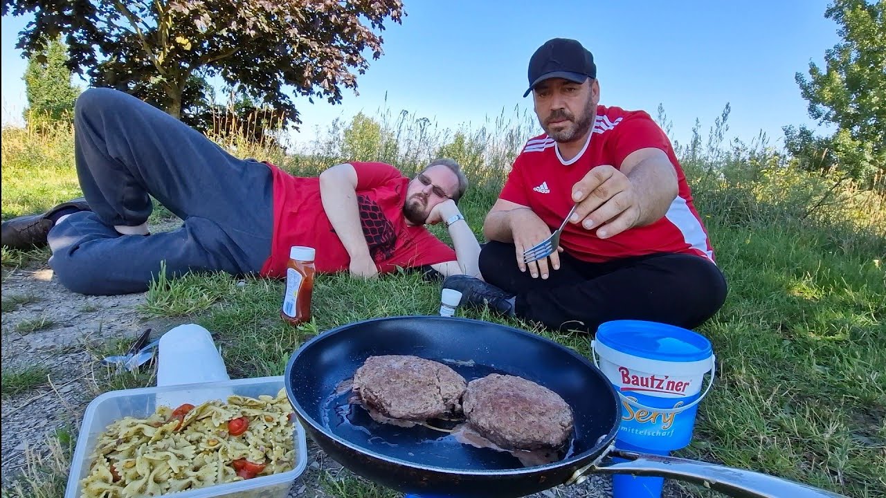 Buletten & Nudelsalat essen mit Harry Hackfleisch /kochen + essen in der Natur/ VLOG