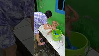 Balita lagi mandi.#shorts #feedshorts #bayimandi #bayimanis #balitasehat #bayiindonesia #bayisenyum