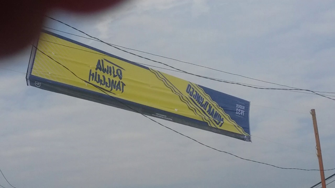 Spanduk iklan rokok jalanan - YouTube