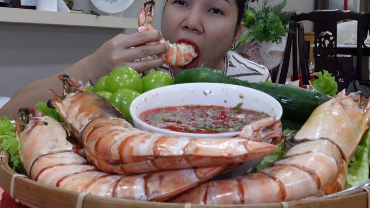 Приготовьте креветки на гриле. Они очень большие. Нежное мясо с острым соусом из морепродуктов. В...