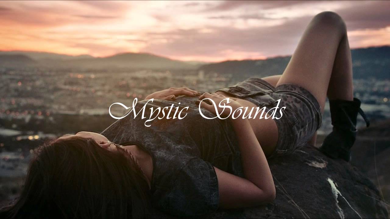 Андрей володин фотограф. Гора девушка лежит. Лежит на траве. Муртазо подшохи. Девушка лежа на земле.