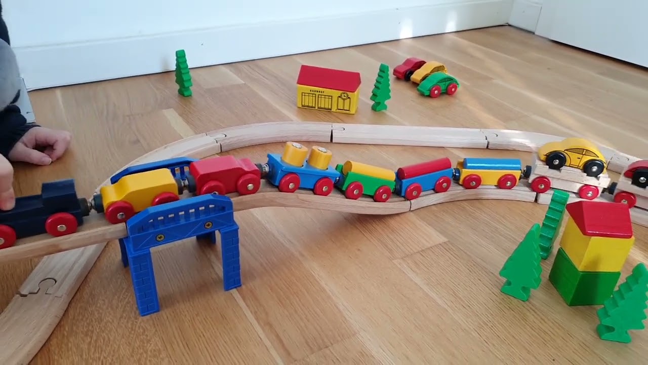 Holzeisenbahn für Kinder: Zählen lernen mit Zügen auf Brücken und Autos am Bahnhof