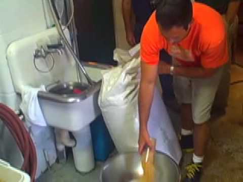 Video: Dogfish Head Sprosti Prvič Nadomestni Viski, Imenovan Nadomestni