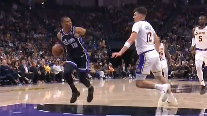 Russell Westbrook looked back at Jake LaRavia after crossing him up 😭