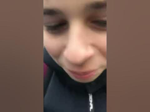Пьет мочу - YouTube