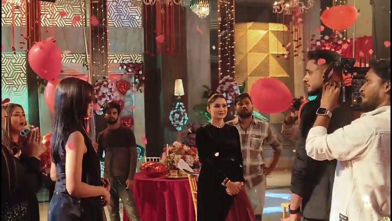 Yashika Vikrant sar Ko shaadi ke liye propose karti hai Mannat vahan per sab Khade hokar dekhti Hai 