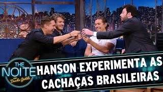 Irmãos Hanson experimentam as cachaças brasileiras | The Noite (11/09/17)