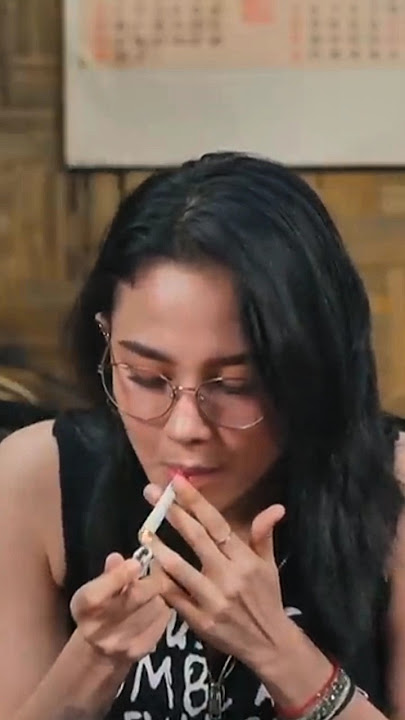 ARLIDA PUTRI ISAP ROKOK KRETEK #arlidaputri #shorts