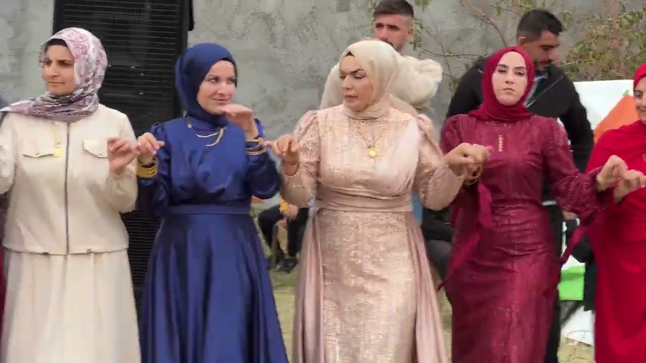 Bütün görümceler , bütün eltiler gelinle beraber halayda