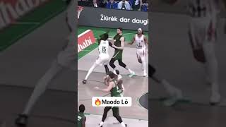 Maodo Lo demonstruoja driblingo įgūdžius.
