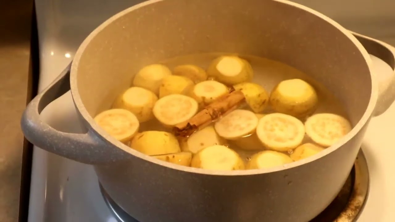 haciendo un rico atole de guayaba