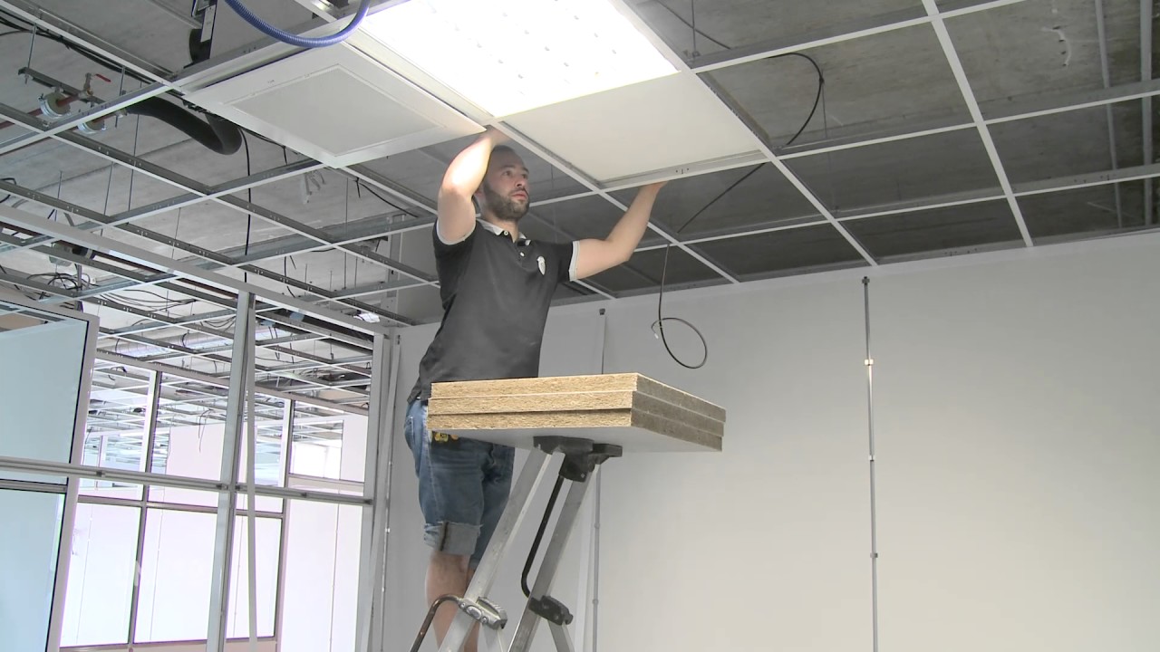 Les Ouvriers Assemblent Un Plafond Suspendu Avec Des Cloisons