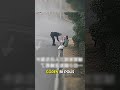 Bir polis memurunun bir anne ve iki kızına gösterdiği nezaket