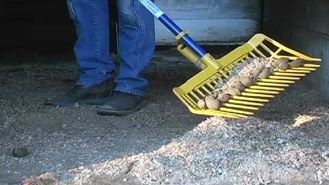Manure Fork to Clean Stalls Instantly, Shake