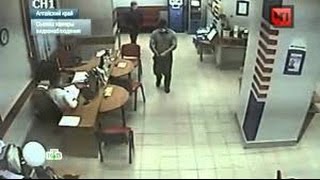 Вооруженное ограбление банка в Москве записали камеры наблюдения Вооруженное ограбление банка в Москве записали камеры наблюдения